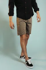 Bermuda color caqui, de corte recto y largo a la rodilla.