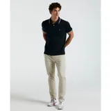 Chomba negra de piqué con cuello polo y tapeta de dos botones. Tiene corte slim fit, mangas cortas con ribete blanco y logo bordado en el pecho.