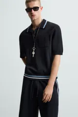 Polo de hombre relaxed fit, tejido de punto con viscosa, color azul marino. Tiene cuello solapa con cierre frontal de botonadura, manga corta, bolsillo de parche en el pecho y rib en los puños y el bajo.