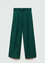 Pantalón verde esmeralda de corte ancho con pinzas, trabillas y cinturón decorativo con hebilla metálica.