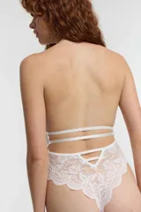 Body de encaje floral color rojo, con escote halter y espalda descubierta.