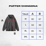 Campera con capucha y cierre frontal, color hueso con rayas finas horizontales en tono oscuro. Presenta un calce holgado (boxy fit) y puños y cintura acanalados.