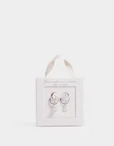 Aros argolla plateados con dije de estrellas con cubic zirconia y cierre click.