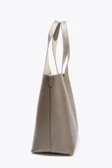 Bolso shopper de hombro color marrón oscuro, con doble tira ancha, bolsillo interior con cierre mediante cremallera metálica y cierre imantado.