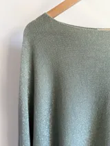 Sweater italiano tejido en hilo color celeste con lurex, de calce oversized y talle único.