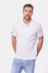Remera polo de piqué blanca, lisa, con cuello en rib y botones personalizados.
