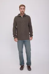 Sweater de punto trenzado color marrón con cuello alto y cierre de cremallera.