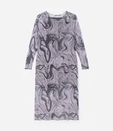 Vestido midi de tul con estampado efecto mármol en tonos lila y gris. Tiene mangas largas, cuello redondo y terminaciones onduladas.