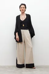 Capa tejida color crudo con volados.