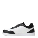Championes urbanos Umbro, color blanco con detalles en negro y logo de la marca en el lateral.