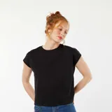 Camiseta negra de manga corta con espalda abierta y lazos.