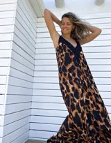 Vestido largo con estampado animal print en tonos marrones y negros, con escote en V con borde negro.