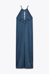 Vestido largo azul con cuello halter y tirantes finos. Detalle de aplique metálico en la espalda.
