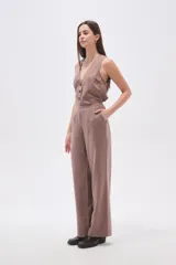 Pantalón negro de viscosa, de corte recto y tiro medio.