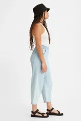 Pantalón de jean celeste con cintura elastizada y corte cropped.