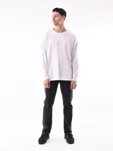Remera blanca de manga larga con cuello redondo y corte regular.