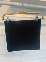 Top strapless negro ajustado al cuerpo.