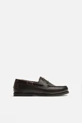 Zapato náutico de cuero marrón oscuro con efecto desgastado, forro y plantilla de cuero, horma redonda y suela a tono. Edición limitada.