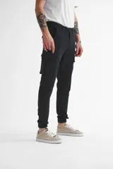Pantalón cargo negro con puños en los bajos, confeccionado en 98% algodón y teñido en prenda.