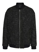 Chaqueta bomber negra con cuello tipo baseball, cierre de cremallera, mangas largas y bolsillos laterales.