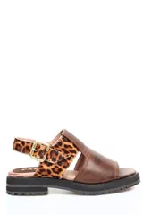 Sandalia abierta marrón de cuero liso, con tira trasera con estampado animal print y hebilla dorada. Suela de goma robusta.