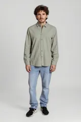 Camisa blanca de manga larga con cuello clásico y cierre frontal con botones.