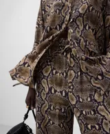 Pantalón de viscosa con estampado de piel de serpiente en tonos marrones y negros. Corte recto y cintura elástica.
