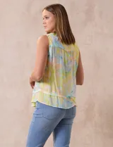 Blusa sin mangas de gasa estampada, marca Zac & Rachel. Escote en V, abertura central con botones y ruedo con volado.