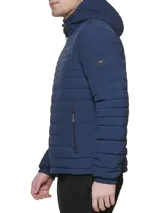 Campera acolchada azul marino con capucha, cierre frontal con cremallera y bolsillos laterales con cierre.