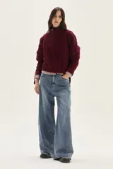 Jean de mujer, color azul medio lavado, tiro alto y corte ancho (wide leg).