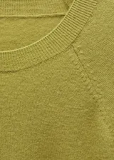 Suéter azul marino de punto fino, cuello redondo y manga larga.