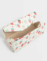 Estuche rígido para anteojos con forma triangular y estampado de frutillas y corazones.