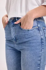 Pantalón de jean de corte oxford, color azul medio.
