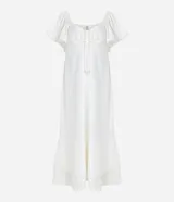 Vestido midi color crudo confeccionado en lino y viscosa, con escote cuadrado, mangas cortas con volados, detalle de lazo en el busto y falda con volados en el ruedo.