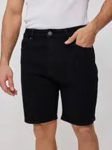 Bermuda de jean negro, corte a la rodilla, con bolsillos delanteros y traseros.