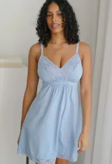 Chemise celeste con breteles finos regulables, escote en V y apliques de encaje en el escote y el ruedo.