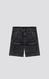 Bermuda de denim negro con efecto lavado, calce oversize, estilo cargo y múltiples bolsillos.