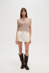 Minifalda negra de algodón con cintura elástica y bolsillos frontales.