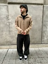 Buzo color beige de felpa con frisa gruesa, corte boxy y medio cierre. Estampado minimalista con la frase "The Wise Club Exclusive Members".