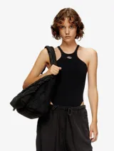 Body negro de manga corta con cuello redondo y un pequeño logo metálico en el centro del pecho.