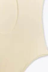 Body color crema de poliamida, con escote asimétrico y tirante ancho. Cierre inferior con botones a presión.
