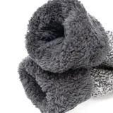 Guantes de lana color gris con detalles en blanco y puños de piel sintética.