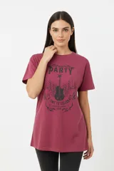 Remera negra de algodón con estampado de un corazón rojo con rosas amarillas y texto en estilo tatuaje old school.