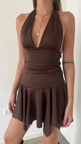 Vestido corto marrón con escote halter y falda con volados.