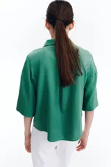 Camisa verde de lino y viscosa, de corte holgado, con cuello clásico, cierre frontal con botones y mangas 3/4.