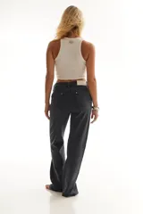 Pantalón de jean negro de corte recto y tiro medio.