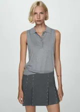 Minifalda gris con detalle de tachuelas plateadas en los laterales y diseño de tablas.
