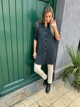 Camisa o sobrecamisa negra de algodón con cuello y un bolsillo.