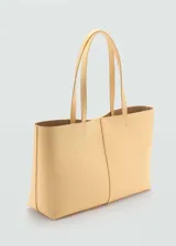 Bolso tipo tote de cuero sintético color azul marino, con doble asa corta y cierre magnético.