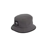 Gorro tipo bucket Adidas gris de polar con logo bordado en blanco. Lado reversible en color negro con logo blanco bordado.